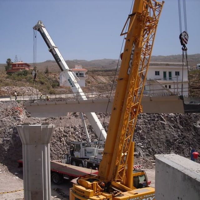 Grúas y Transportes Bony grúas cargando estructura de concreto