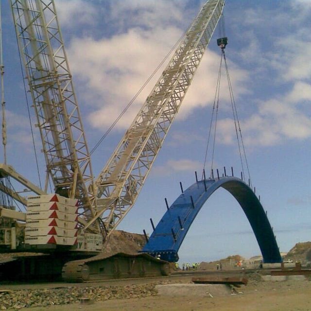 Grúas y Transportes Bony grúa levantando estructura metálica