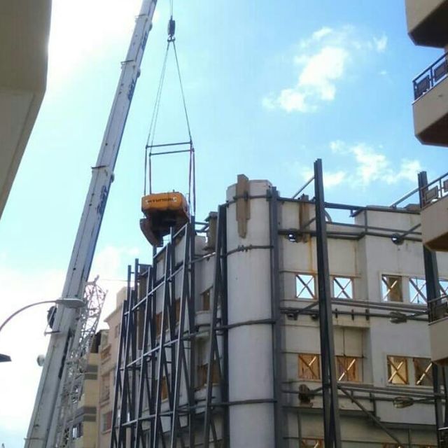 Grúas y Transportes Bony grúa subiendo maquinaria