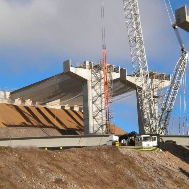 Grúas y Transportes Bony grúa en construcción de puente