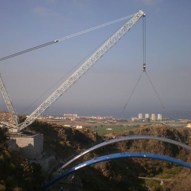 Grúas y Transportes Bony grúa transportando estructura arqueada