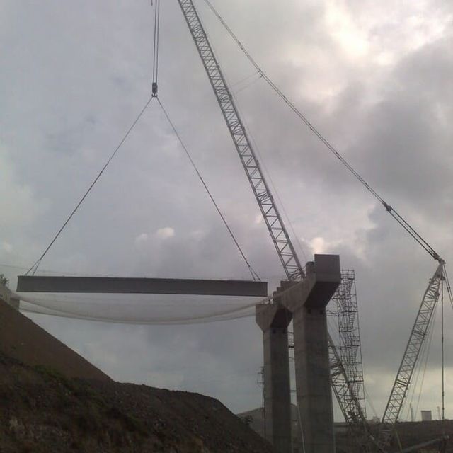 Grúas y Transportes Bony grúa en puente