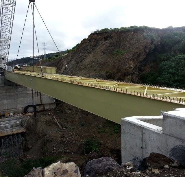 Grúas y Transportes Bony grúa cargando estructura de puente