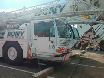 Grúas y Transportes Bony grúa estacionada