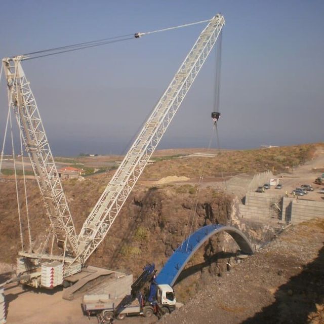 Grúas y Transportes Bony grúa en construcción